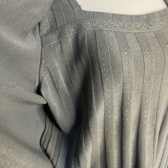 Woman’s 2 in 1 Sweater !! - Picture 6 of 14